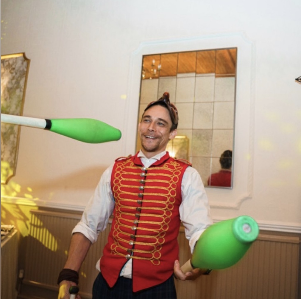 Juggling perfomer